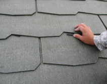 タスペーサー：平板スレート屋根再生塗装時の縁切り部材の写真